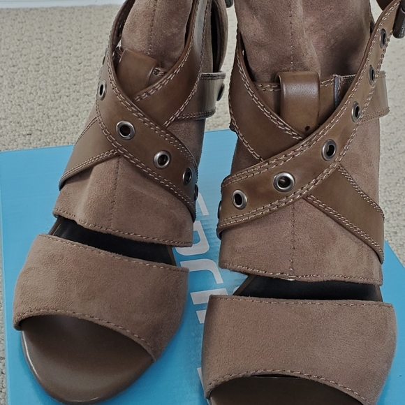 Simply Vera by Vera Wang Booties - Picture 3 of 10